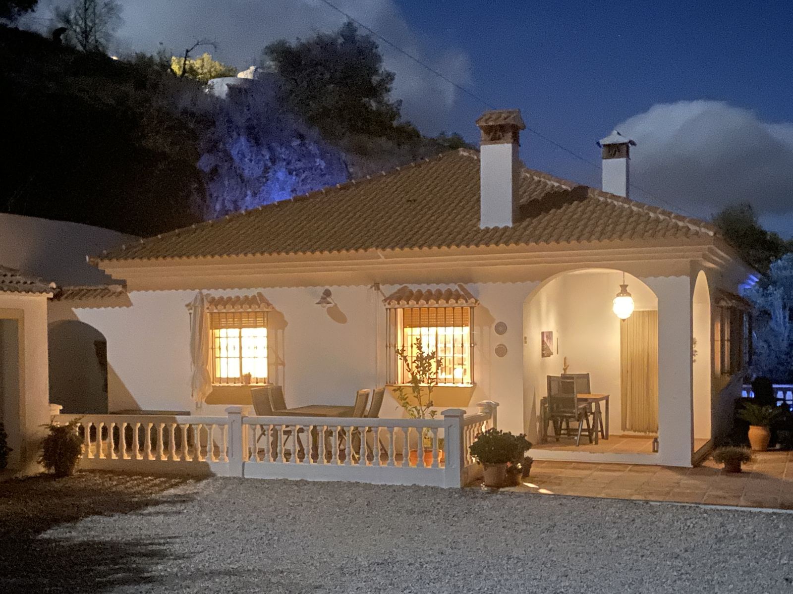 Villa Lasata bij avond, warm verlicht onder een donkerblauwe lucht